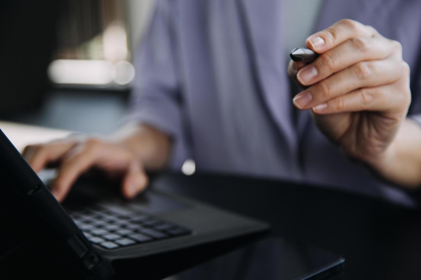 Aziatisch collega's Mens en vrouw bespreken en werken met laptop computer Aan kantoor bureau in de kantoor foto