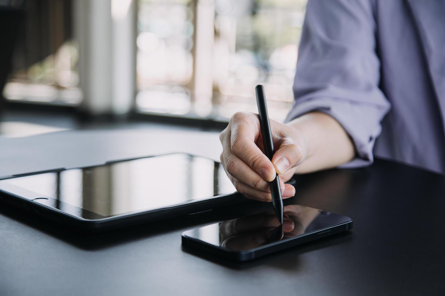 Aziatisch collega's Mens en vrouw bespreken en werken met laptop computer Aan kantoor bureau in de kantoor foto