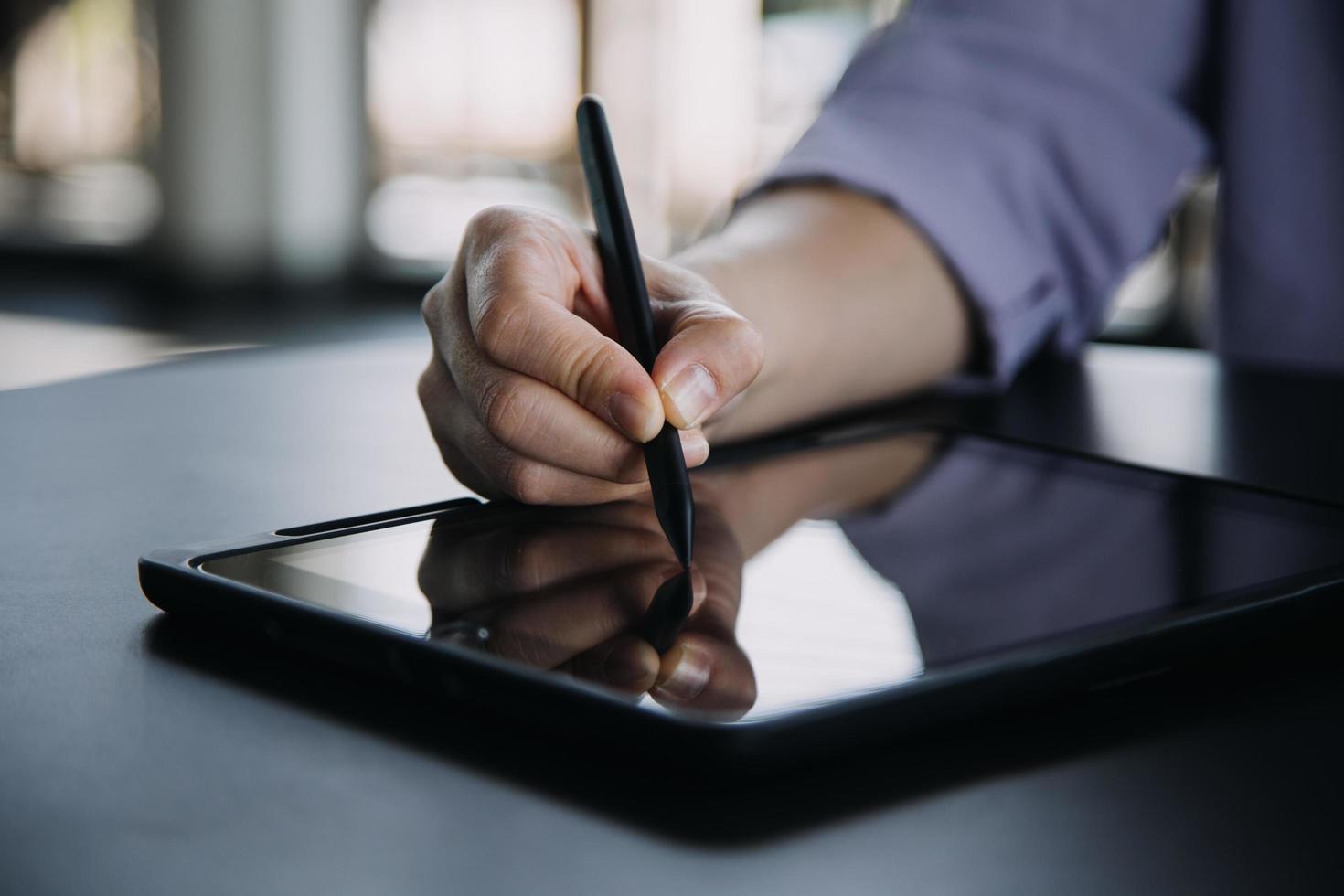 Aziatisch collega's Mens en vrouw bespreken en werken met laptop computer Aan kantoor bureau in de kantoor foto