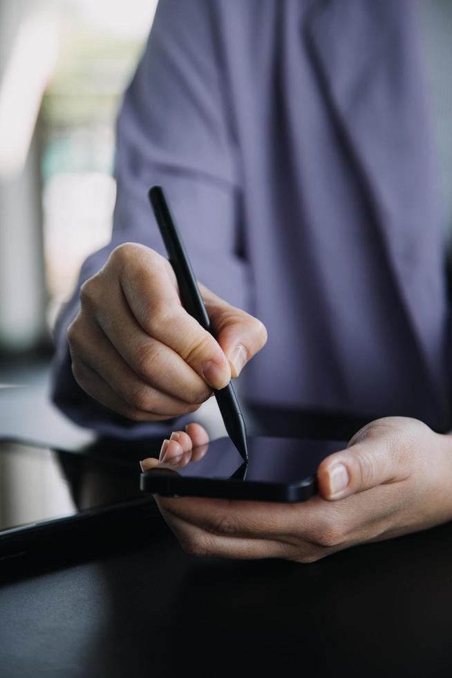 Aziatisch collega's Mens en vrouw bespreken en werken met laptop computer Aan kantoor bureau in de kantoor foto