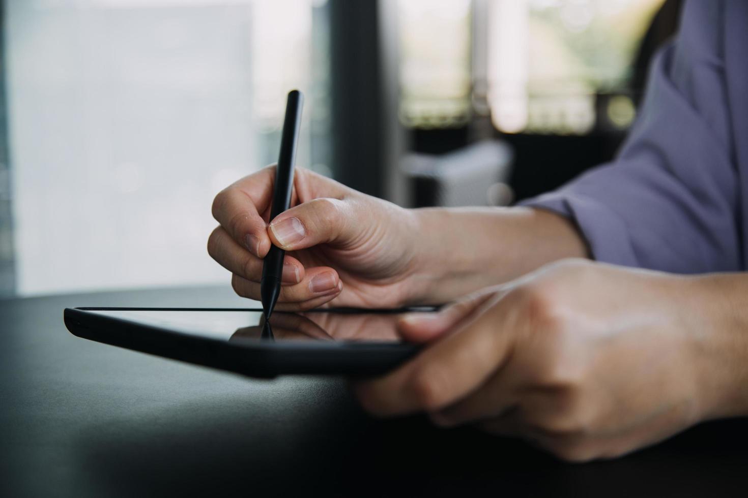 Aziatisch collega's Mens en vrouw bespreken en werken met laptop computer Aan kantoor bureau in de kantoor foto