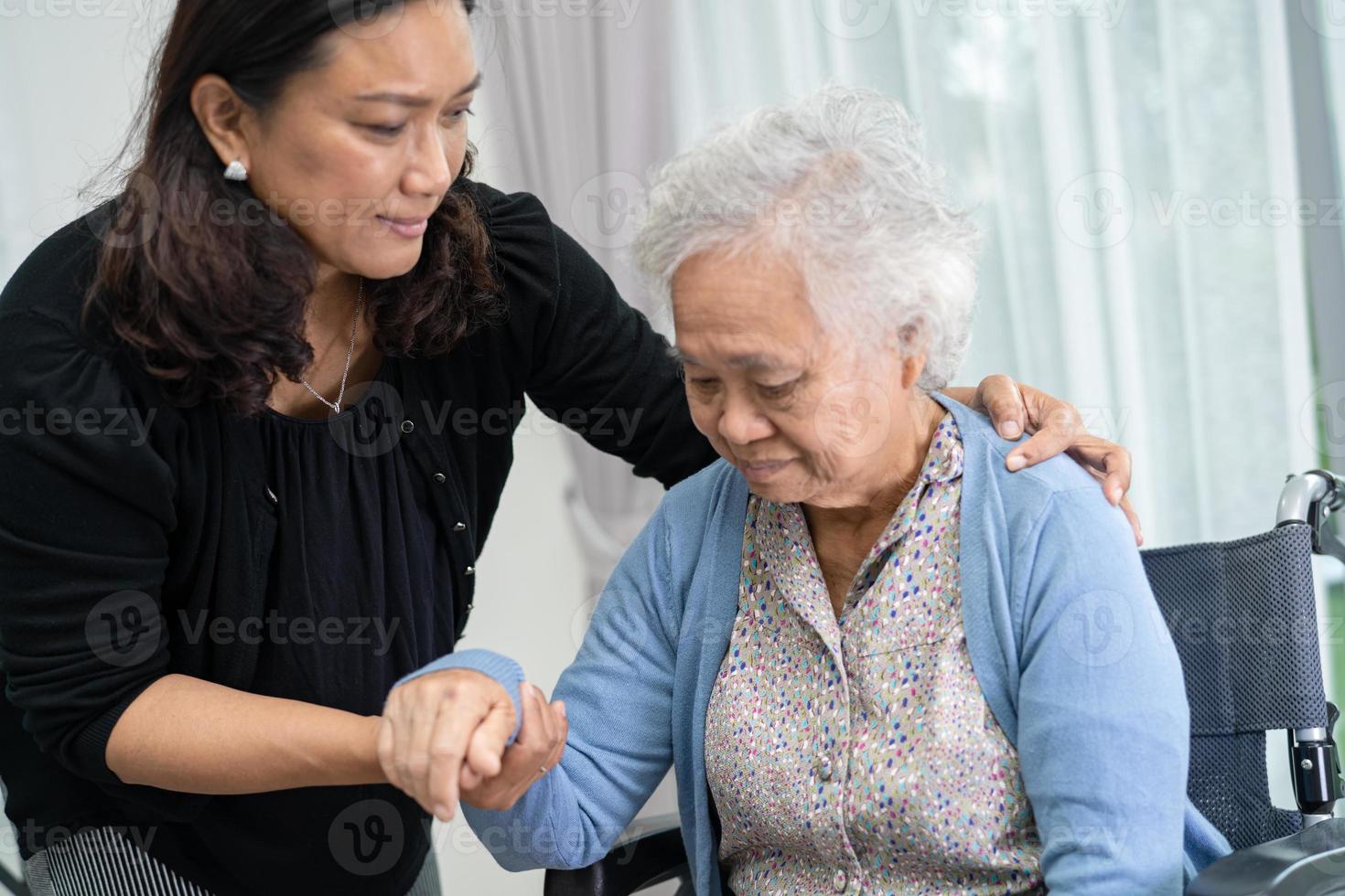 verzorger helpen en zorg Aziatisch senior of ouderen oud dame vrouw geduldig zittend Aan rolstoel Bij ziekenhuis, gezond sterk medisch concept. foto