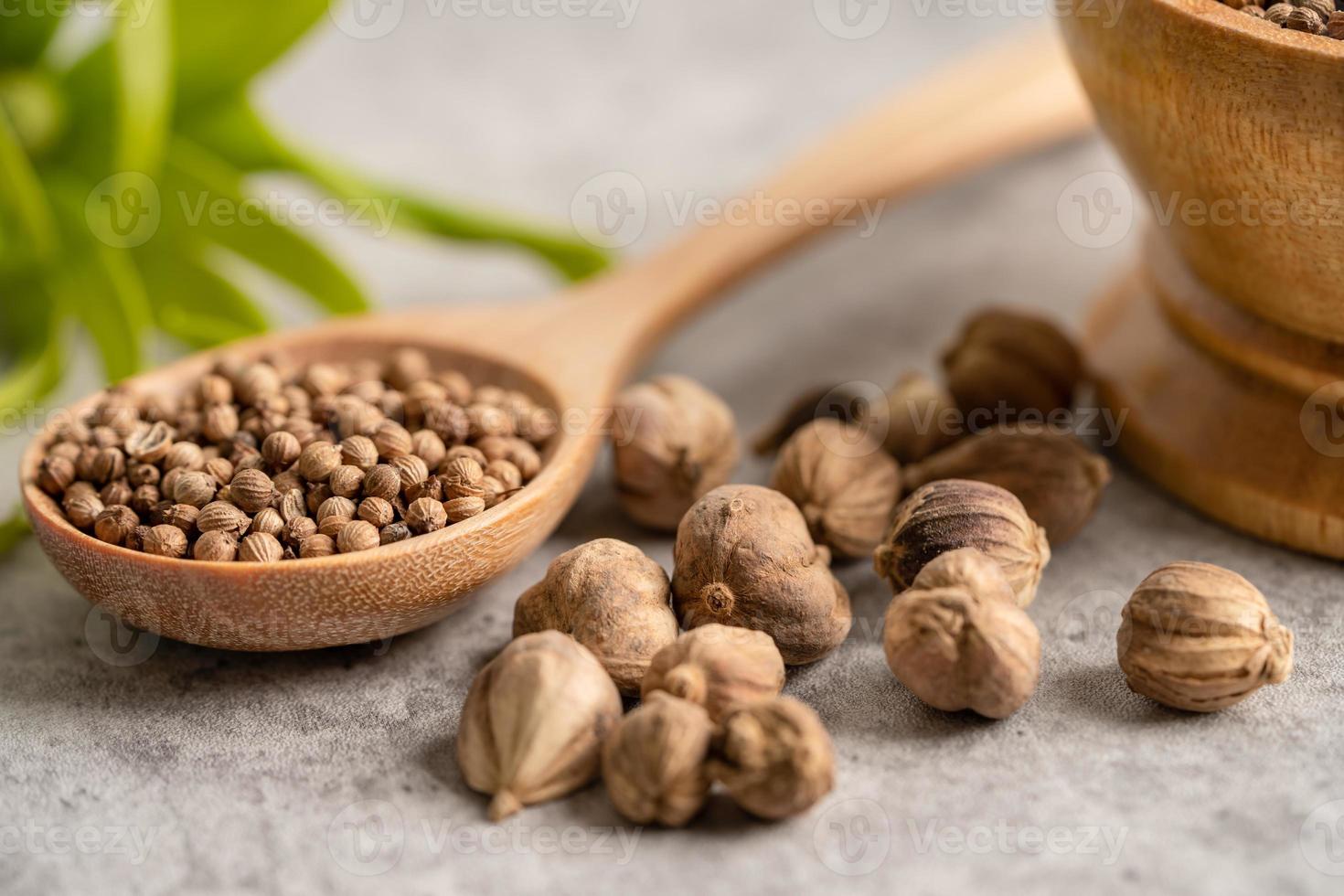 koriander en Siam kardemom, hoeveelheid krervanh pierre, Azië droog specerijen kruid voor drug en Thais Koken voor mooi zo Gezondheid. foto