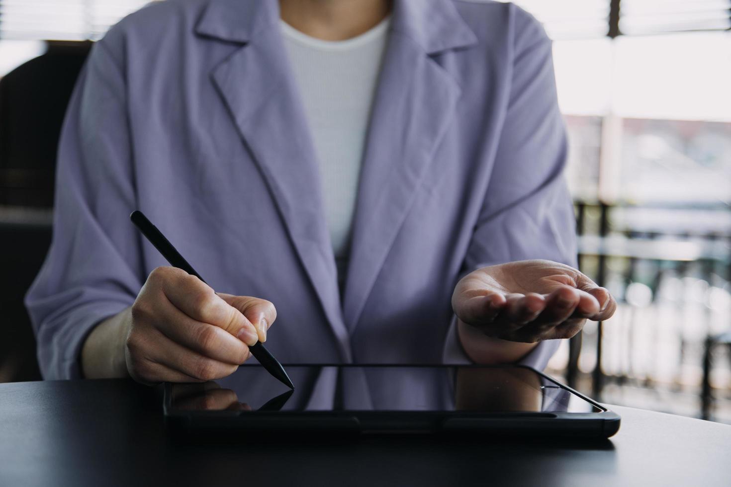 Aziatisch collega's Mens en vrouw bespreken en werken met laptop computer Aan kantoor bureau in de kantoor foto