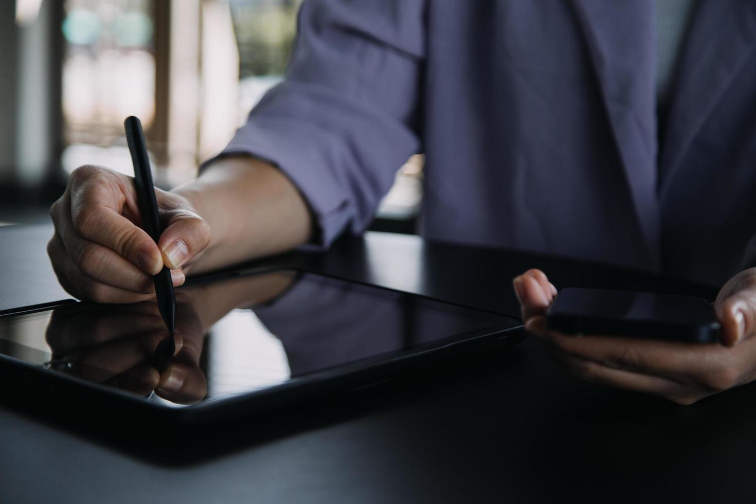 Aziatisch collega's Mens en vrouw bespreken en werken met laptop computer Aan kantoor bureau in de kantoor foto