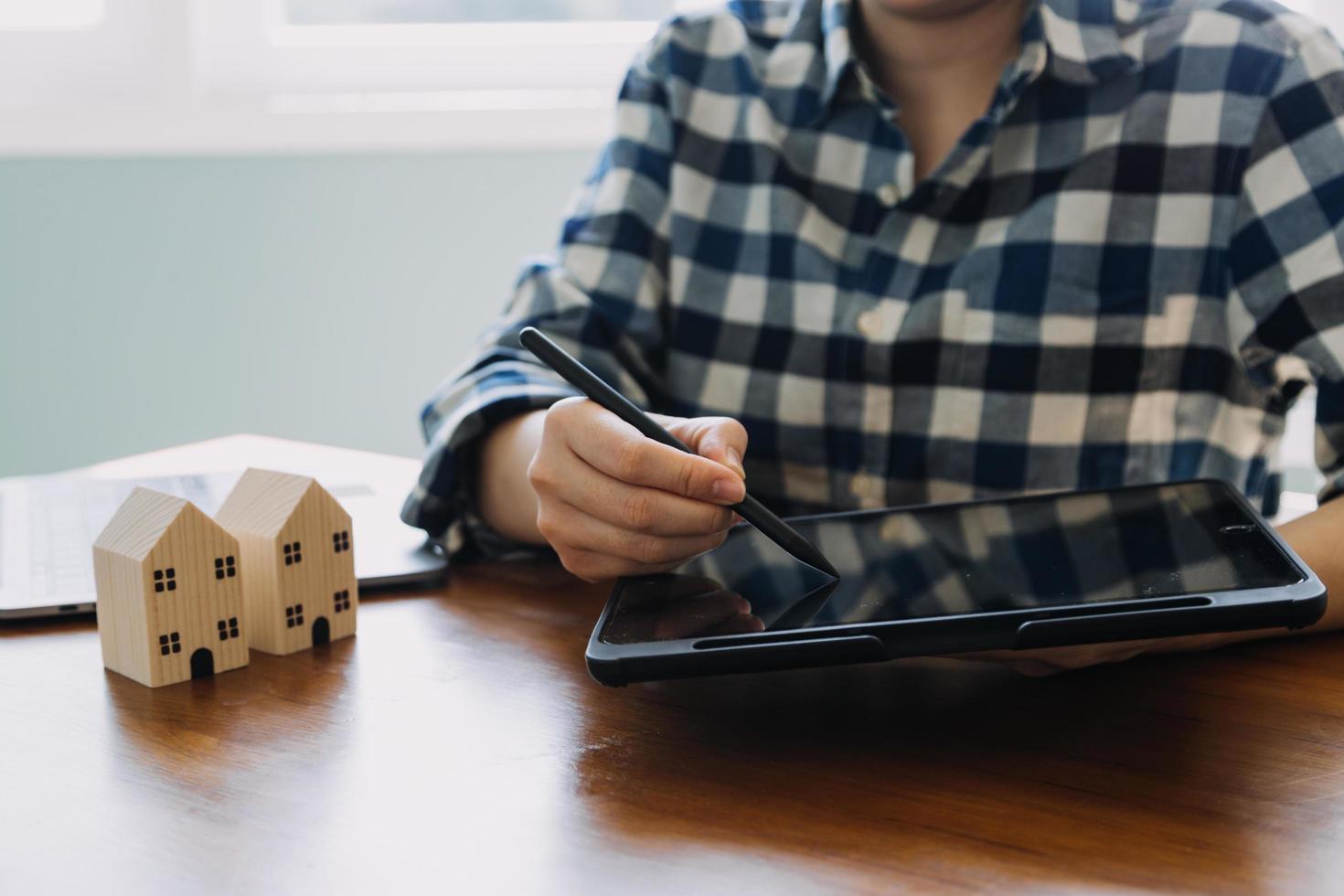 ondertekening huis verkoop en verzekering contracten met echt landgoed agenten, ondertekening contracten naar weten de voorwaarden van buying en verkoop huizen en echt landgoed, contract ondertekening ideeën. foto