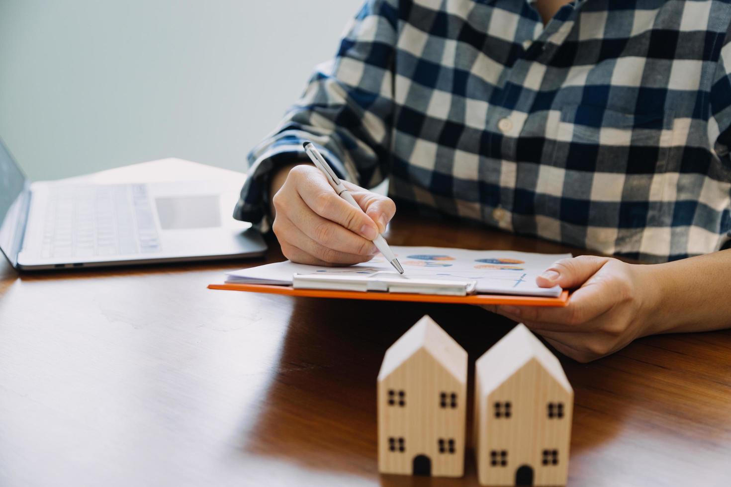 ondertekening huis verkoop en verzekering contracten met echt landgoed agenten, ondertekening contracten naar weten de voorwaarden van buying en verkoop huizen en echt landgoed, contract ondertekening ideeën. foto