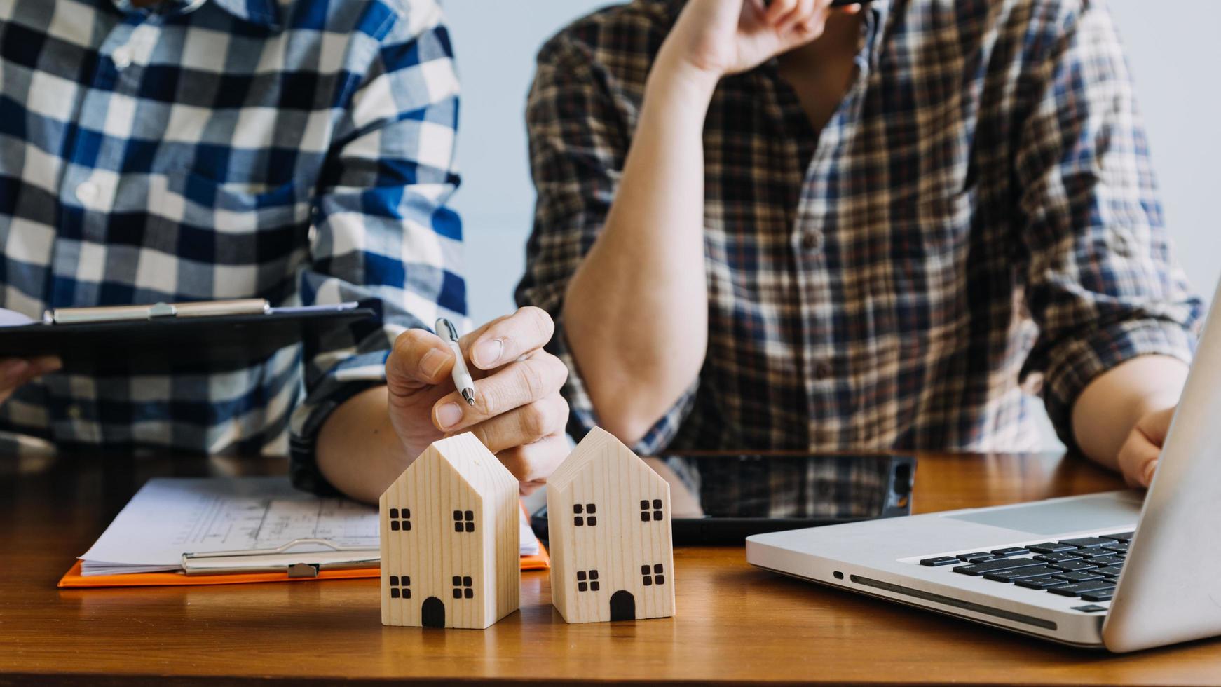 ondertekening huis verkoop en verzekering contracten met echt landgoed agenten, ondertekening contracten naar weten de voorwaarden van buying en verkoop huizen en echt landgoed, contract ondertekening ideeën. foto