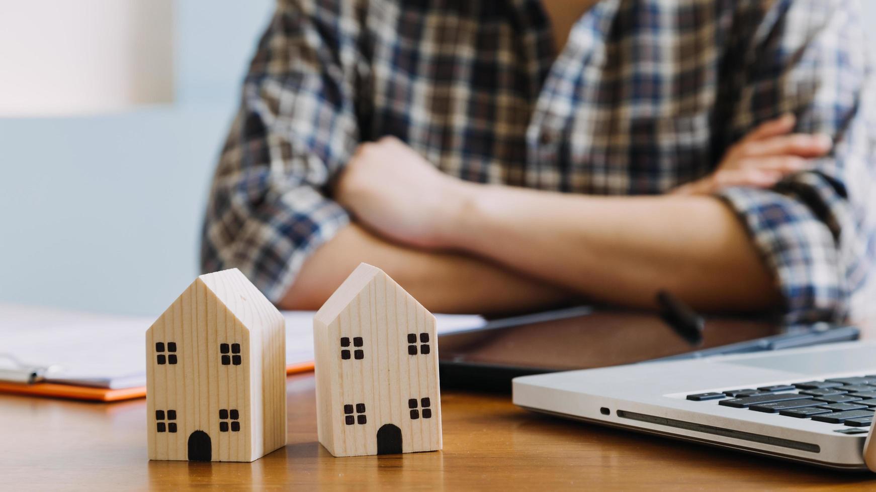 ondertekening huis verkoop en verzekering contracten met echt landgoed agenten, ondertekening contracten naar weten de voorwaarden van buying en verkoop huizen en echt landgoed, contract ondertekening ideeën. foto