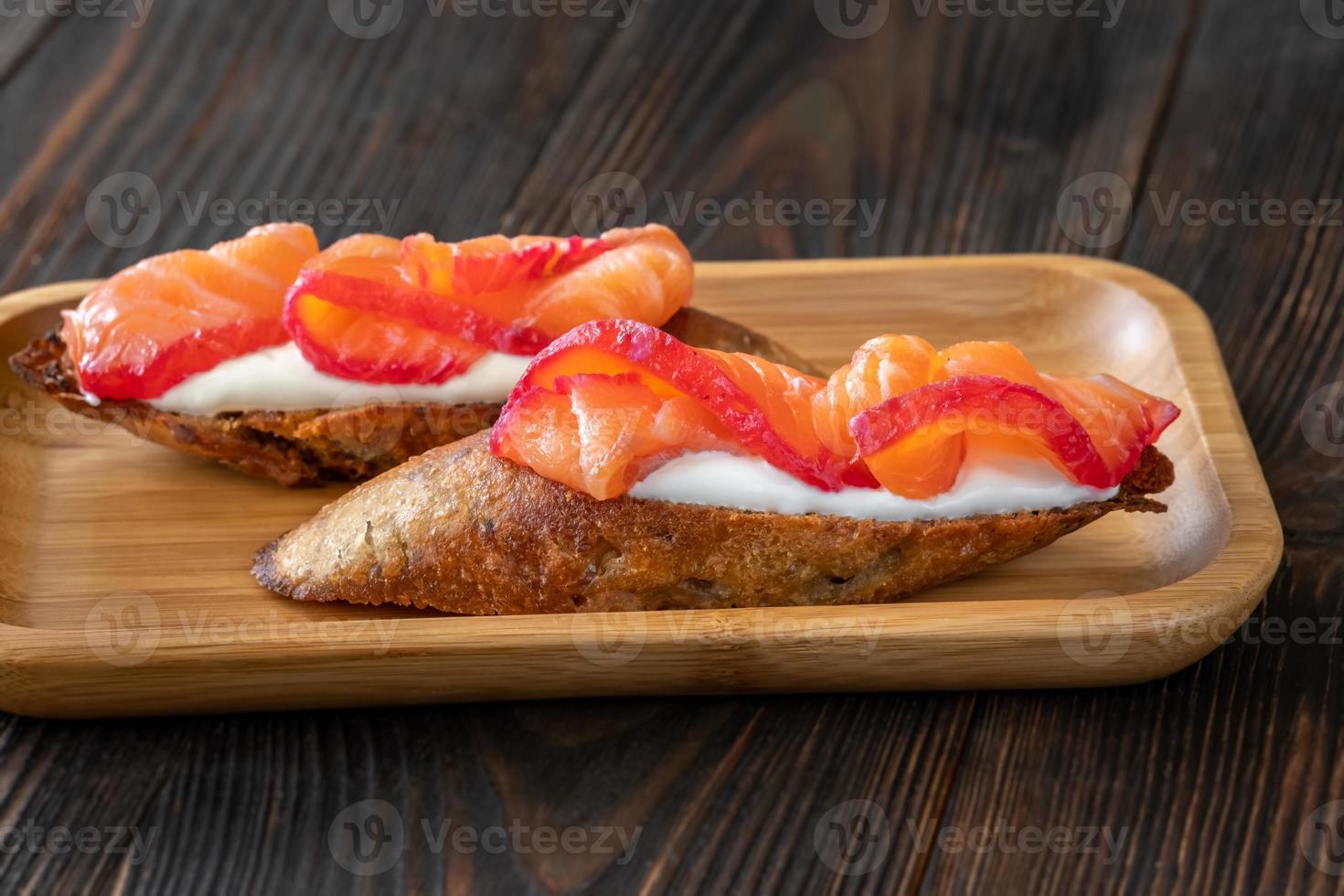 Zalm gravlax belegd broodje foto