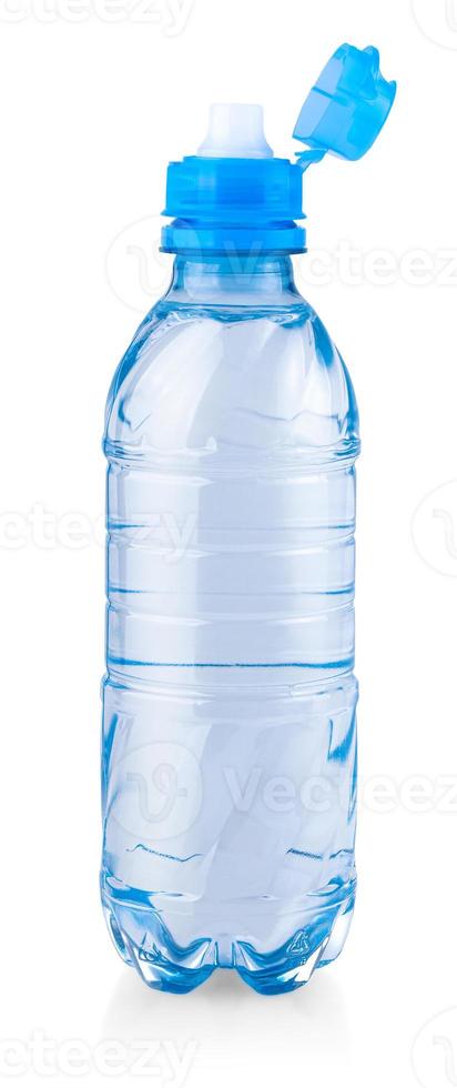 plastic fles van nog steeds gezond water geïsoleerd Aan wit achtergrond foto