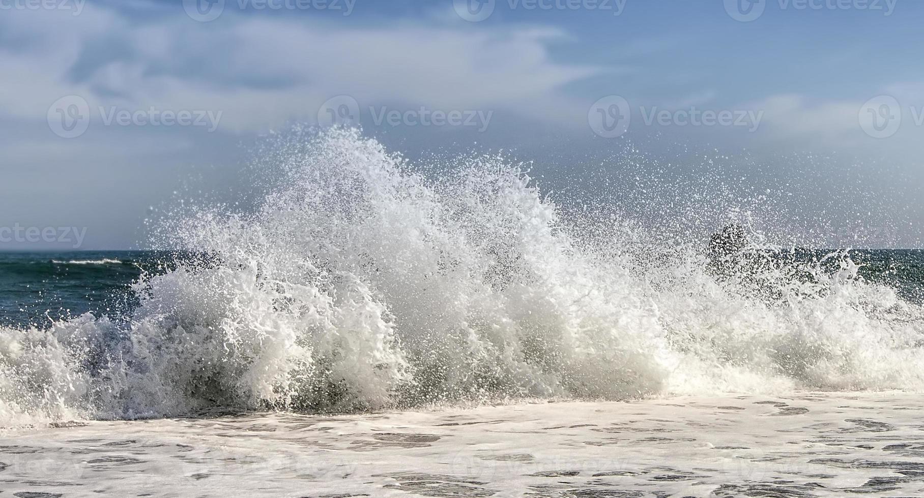 grote oceaangolven tegen de blauwe lucht. selectieve focus foto