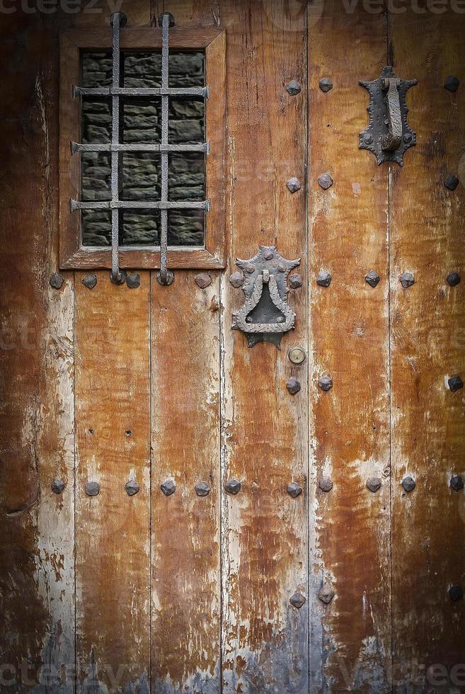 oude houten deur met een Metall rooster. dichtbij omhoog foto