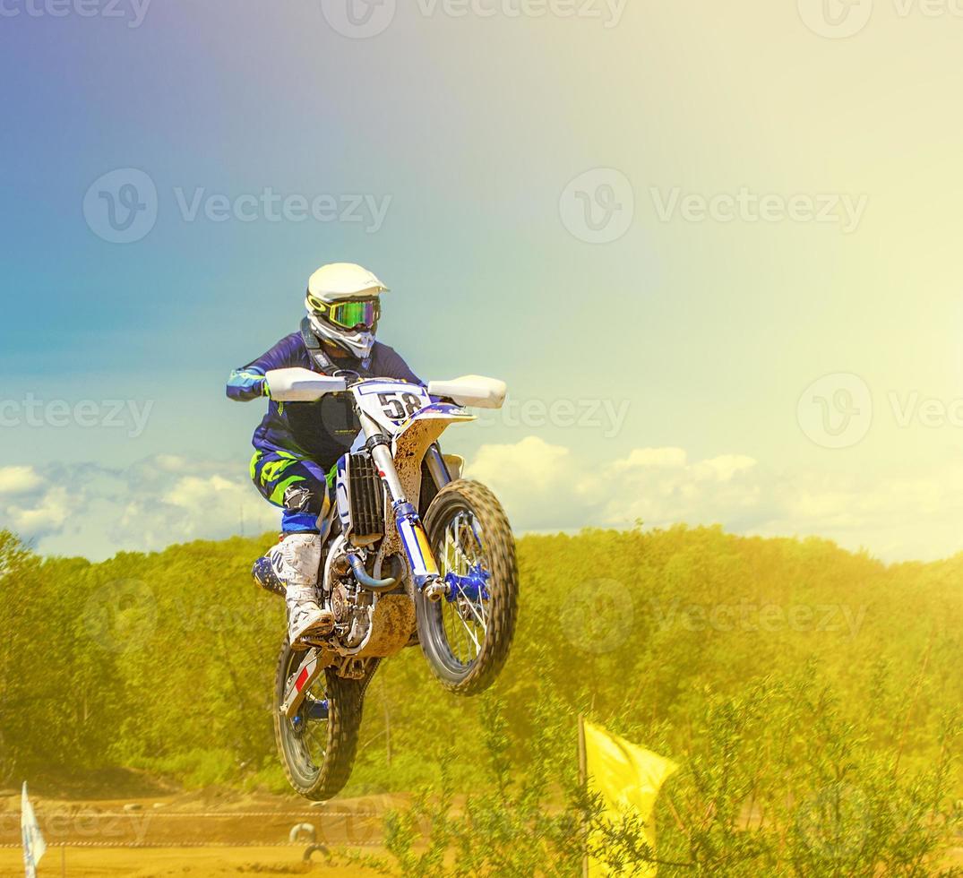 de motorcross ruiters praktijk trucs Aan hun aarde Fietsen Aan een zonnig dag in kamchatka foto