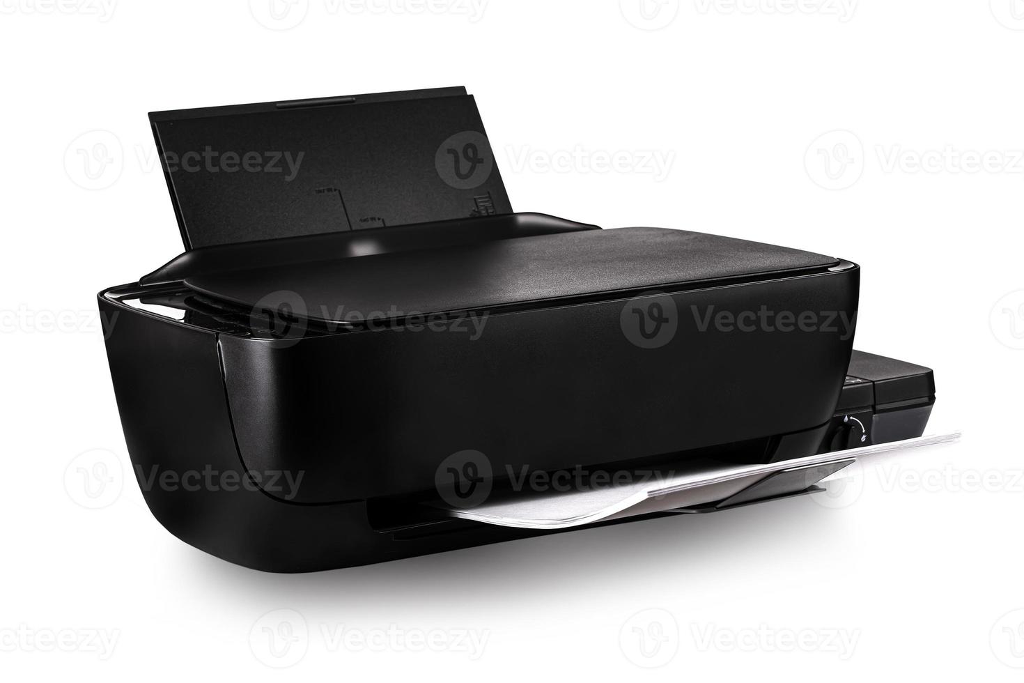 modern multifunctioneel zwart inkjet printer met papier geïsoleerd Aan wit achtergrond foto