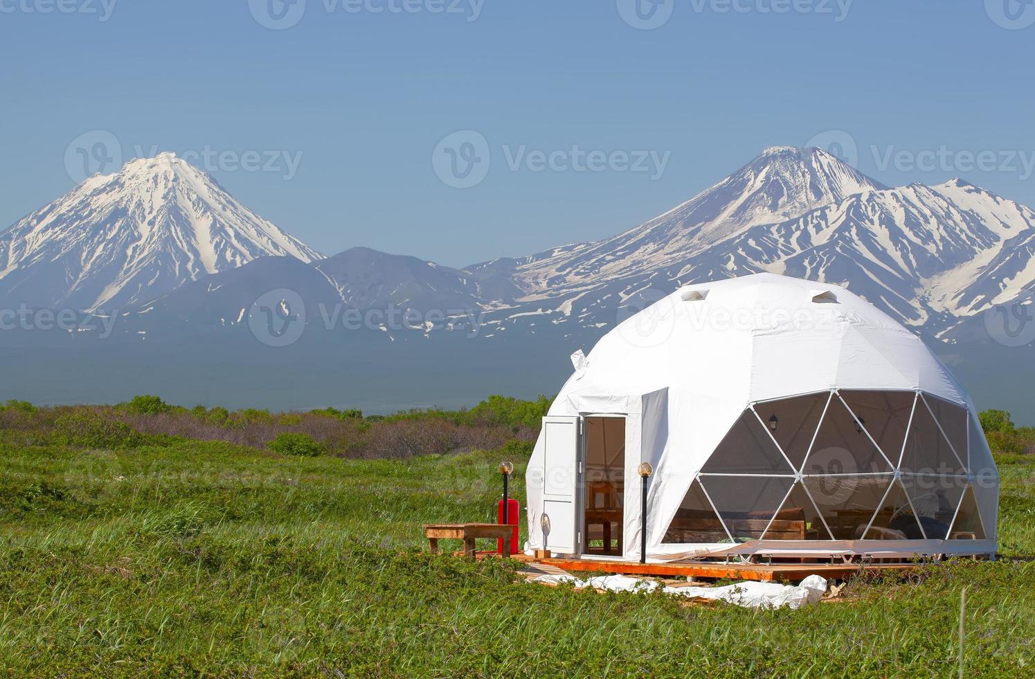 glamping huis in zomer en vulkaan, landelijk landschap, tent huizen in kamchatka schiereiland. selectief focus. foto