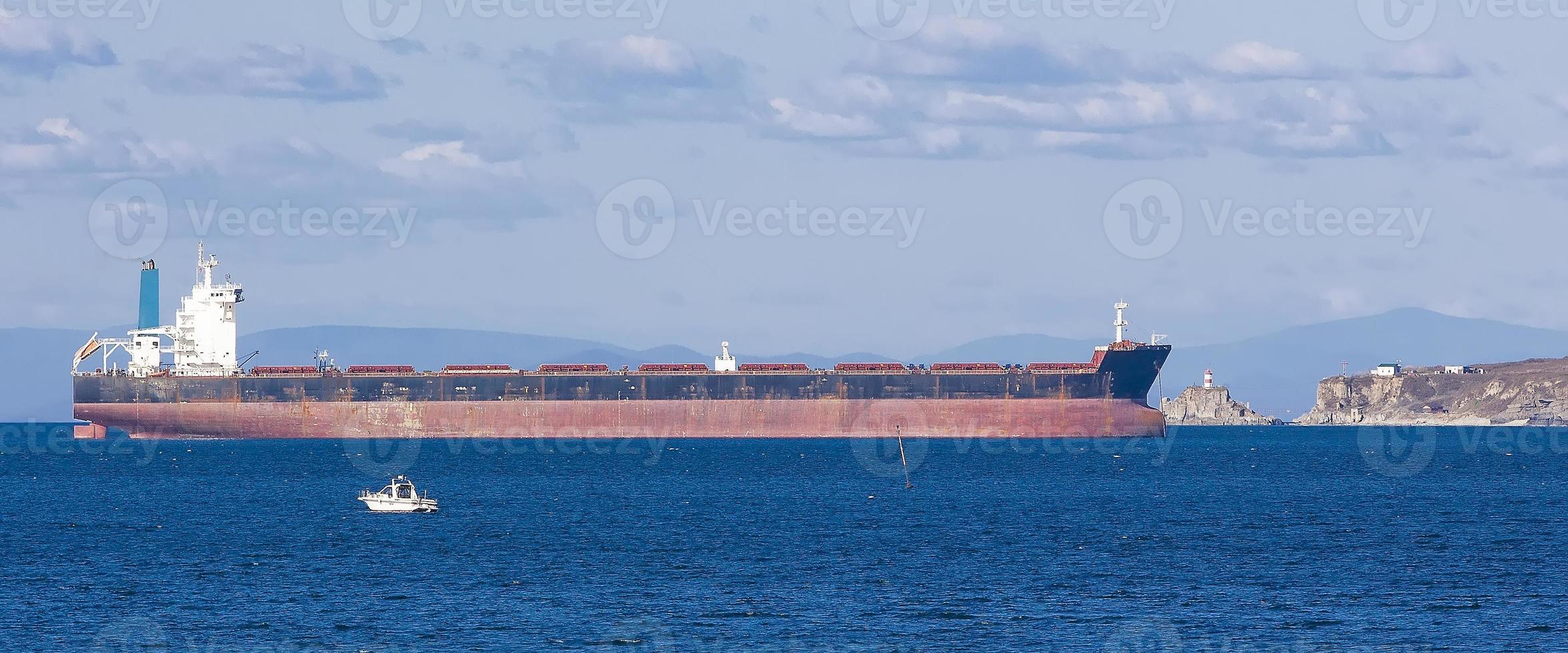 leeg houder vrachtschip schip aan het wachten Aan vladivostok, Rusland foto