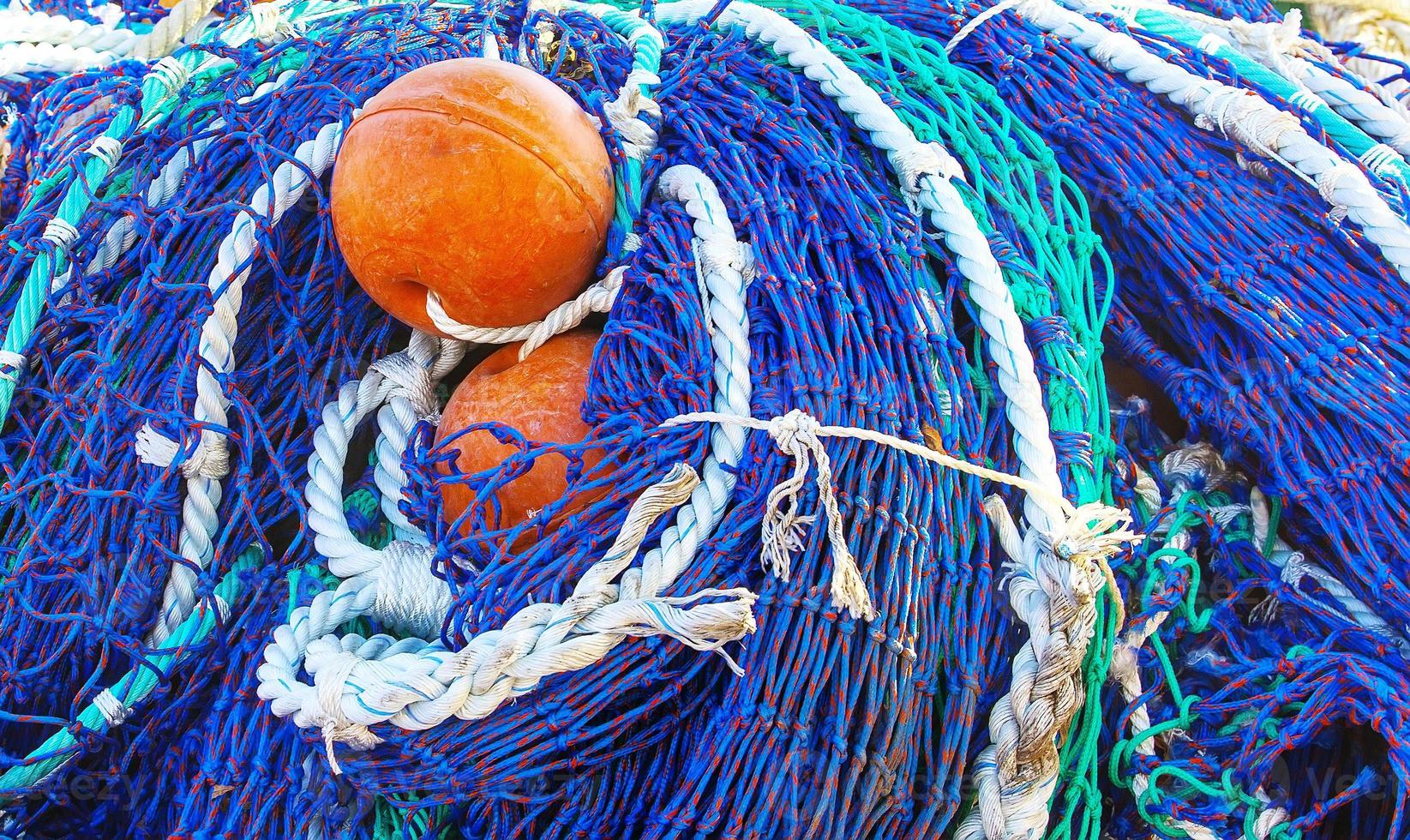 gekleurde visvangst netto met drijft. selectief focus. foto