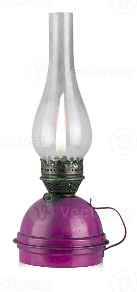 oud, haveloos kerosine lamp. de lamp van Verleden keer. geïsoleerd. Aan een wit achtergrond foto