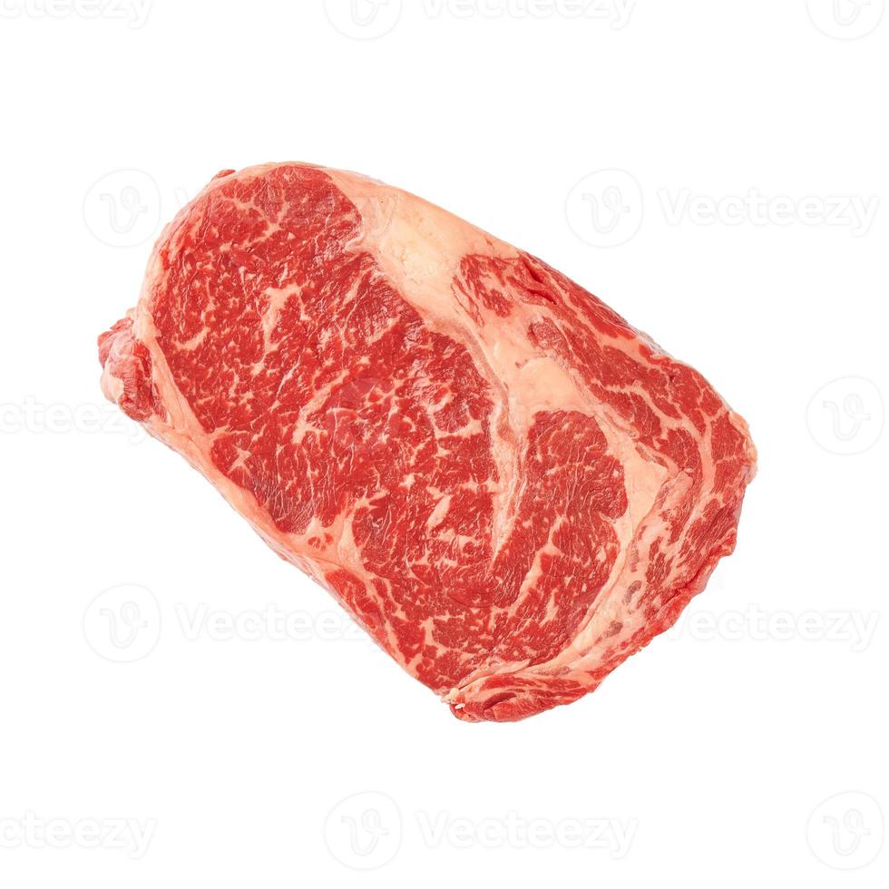 rauw top blad rundvlees steak geïsoleerd Aan wit achtergrond, gemarmerd geheel stuk van rauw vlees, striploin Aan wit foto