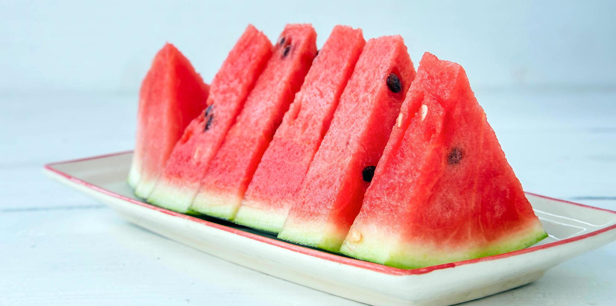 smakelijk gesneden vers watermeloen ze zijn geregeld prachtig in een bord. foto