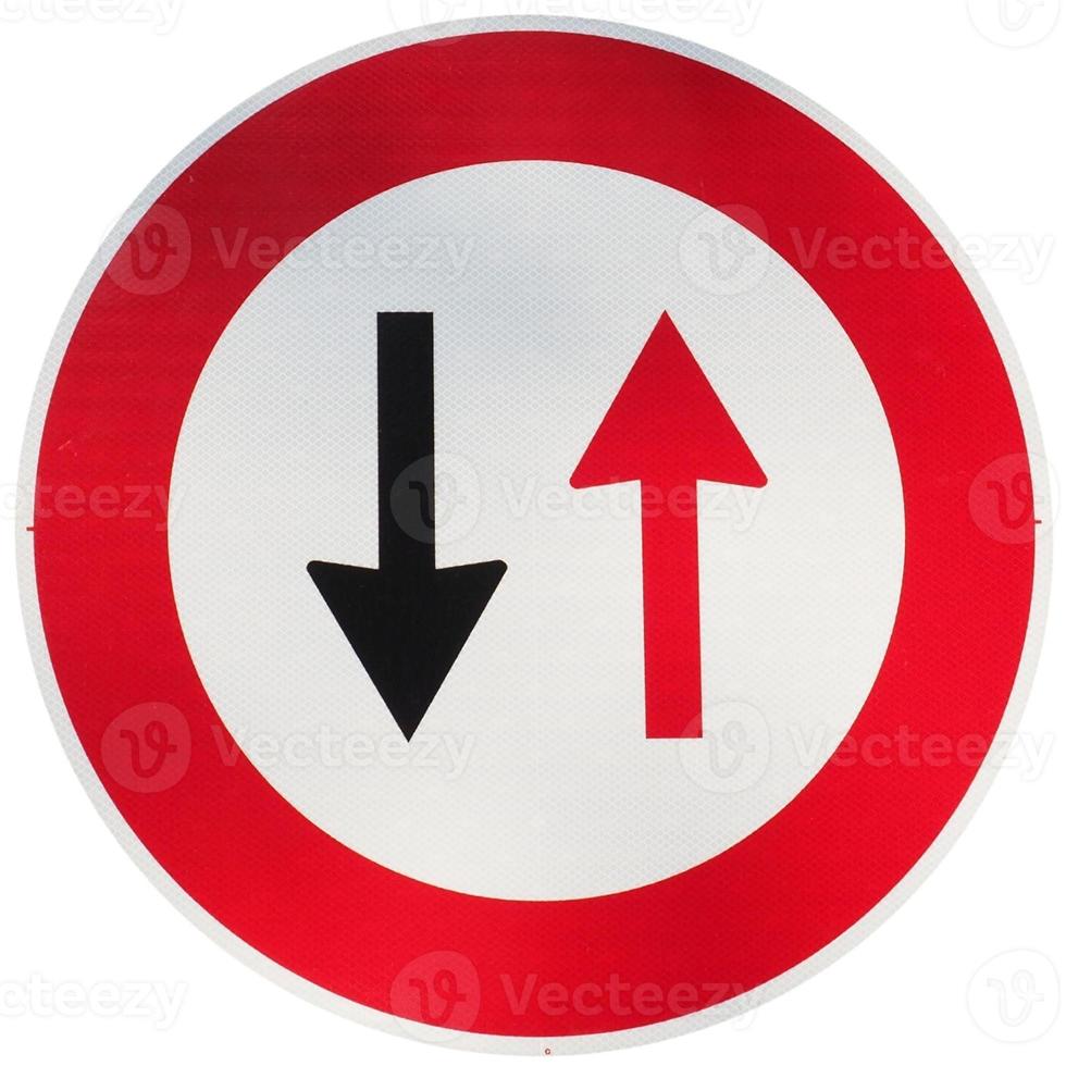 twee manieren verkeer teken geïsoleerd over- wit foto