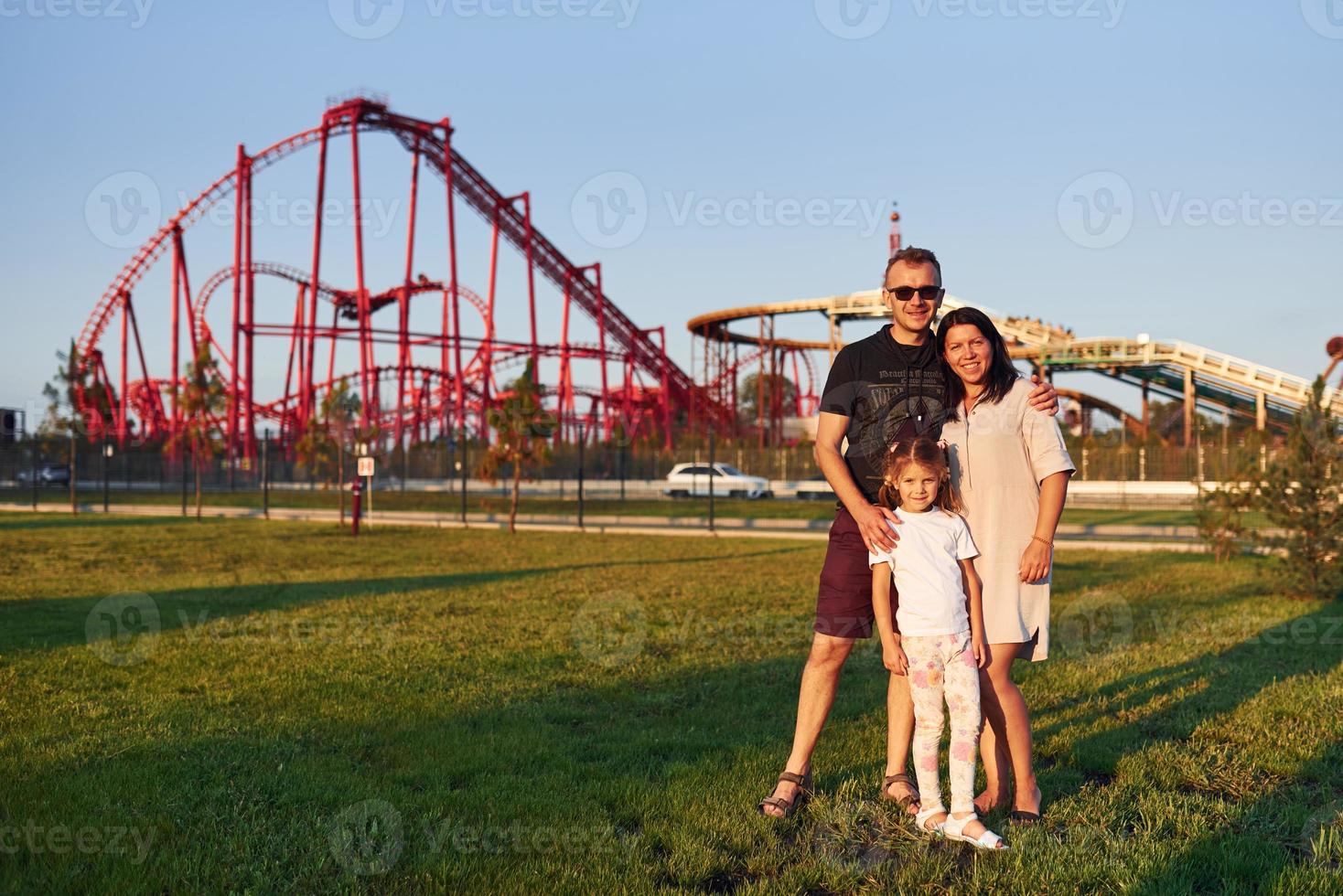 familie Bij amusement park foto