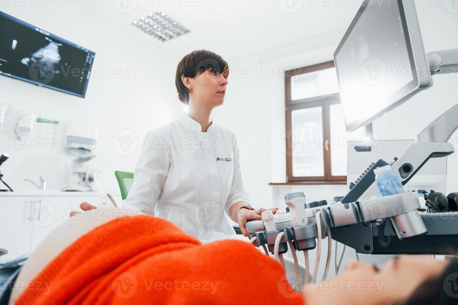 vrouw dokter doet echografie voor een zwanger vrouw in de ziekenhuis foto