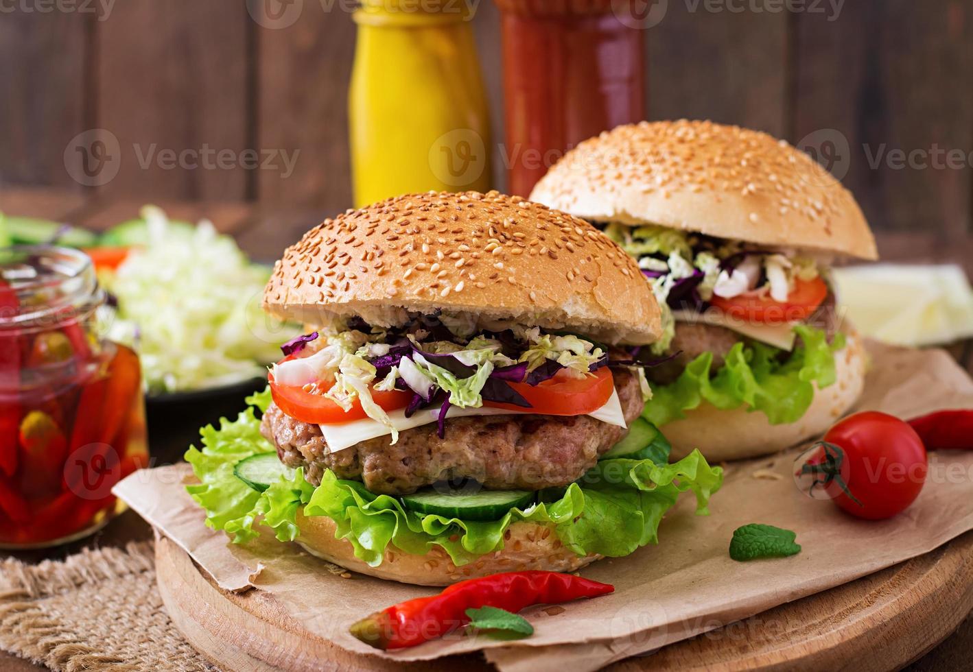 belegd broodje Hamburger met sappig hamburgers, kaas en mengen van kool foto