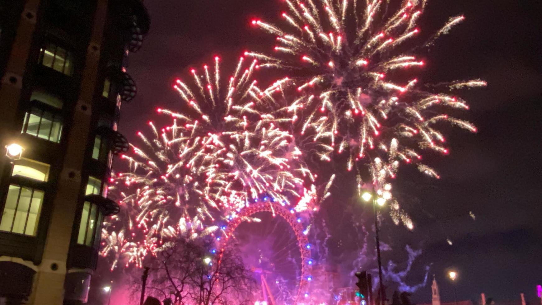 een visie van de nieuw jaren vooravond vuurwerk in Londen foto