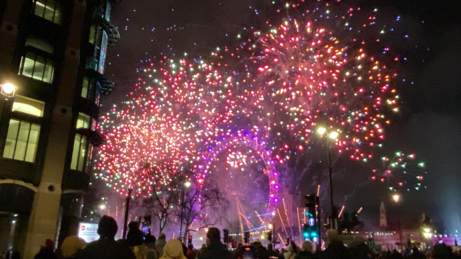 een visie van de nieuw jaren vooravond vuurwerk in Londen foto