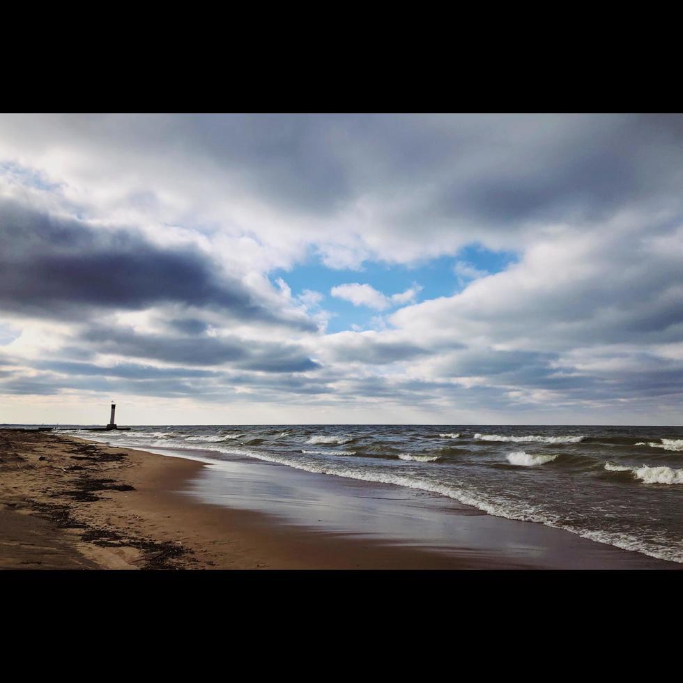 strand en wolken foto