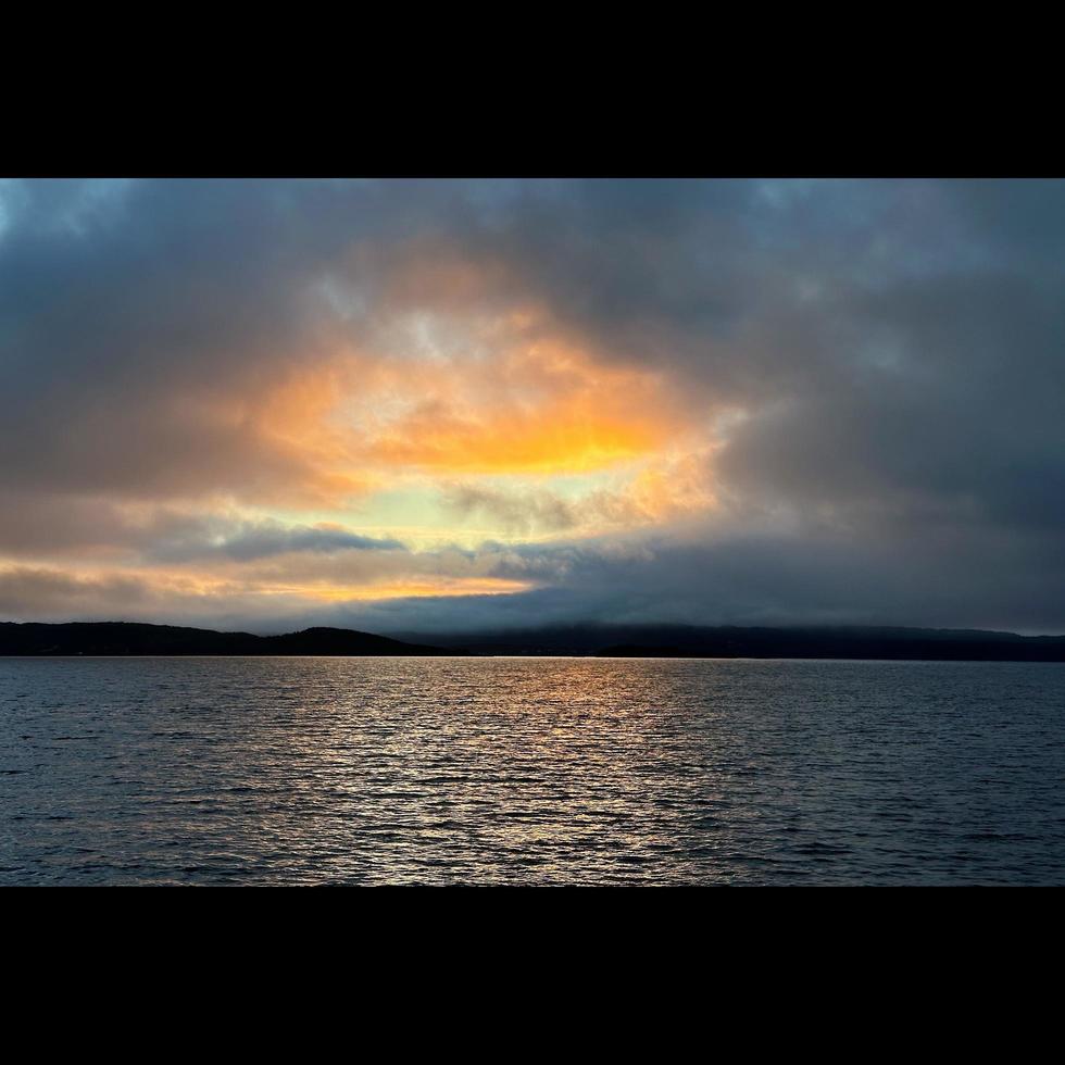 zonsondergang over water foto