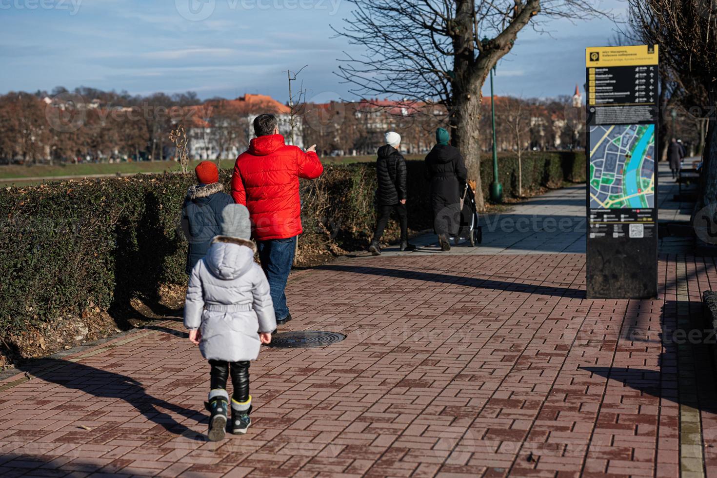 terug van familie wandelen Bij traject in een park. foto