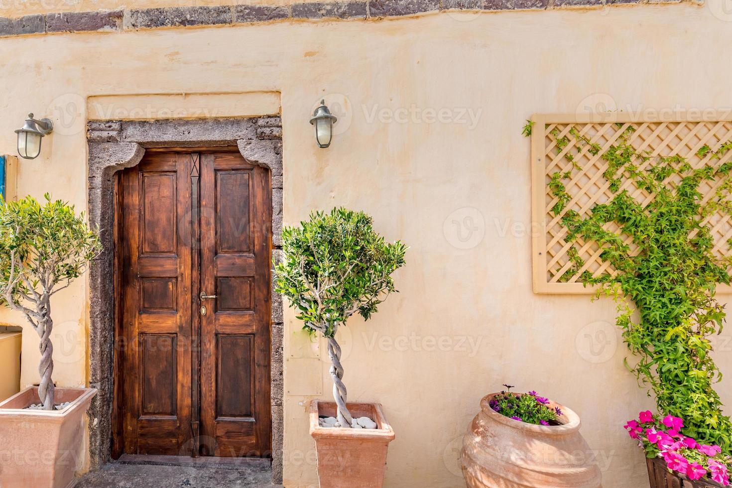 idyllisch oud Ingang met rustiek muur deur. mooi veranda versierd met bloemen in Italië, Griekenland, zuiden Frankrijk foto