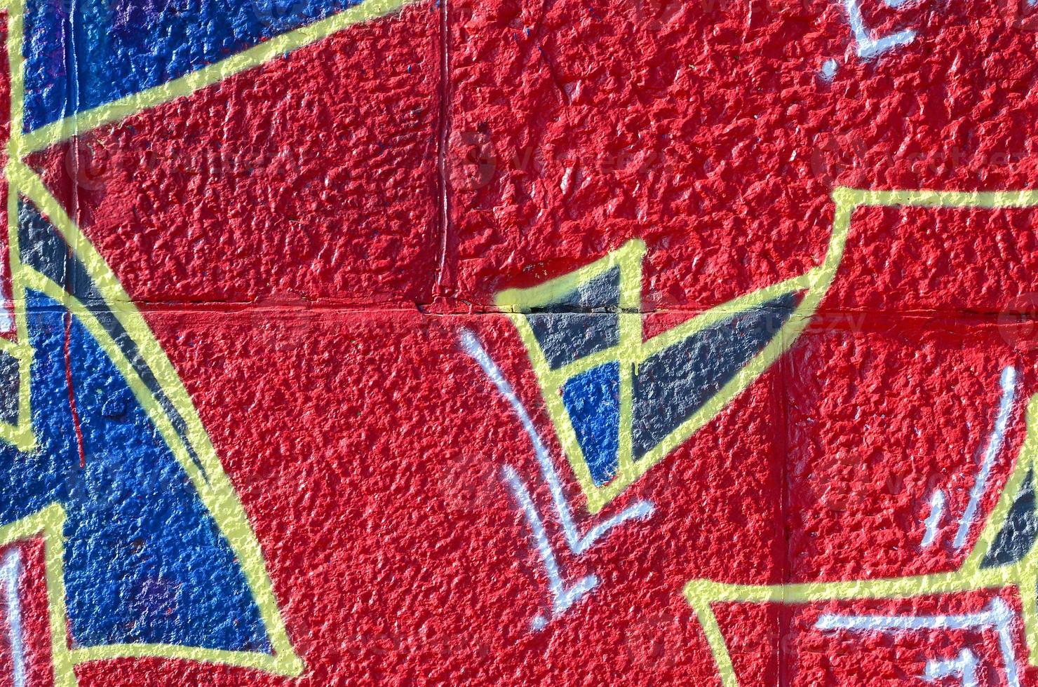 fragment van graffiti tekeningen. de oud muur versierd met verf vlekken in de stijl van straat kunst cultuur. gekleurde achtergrond structuur in warm tonen foto