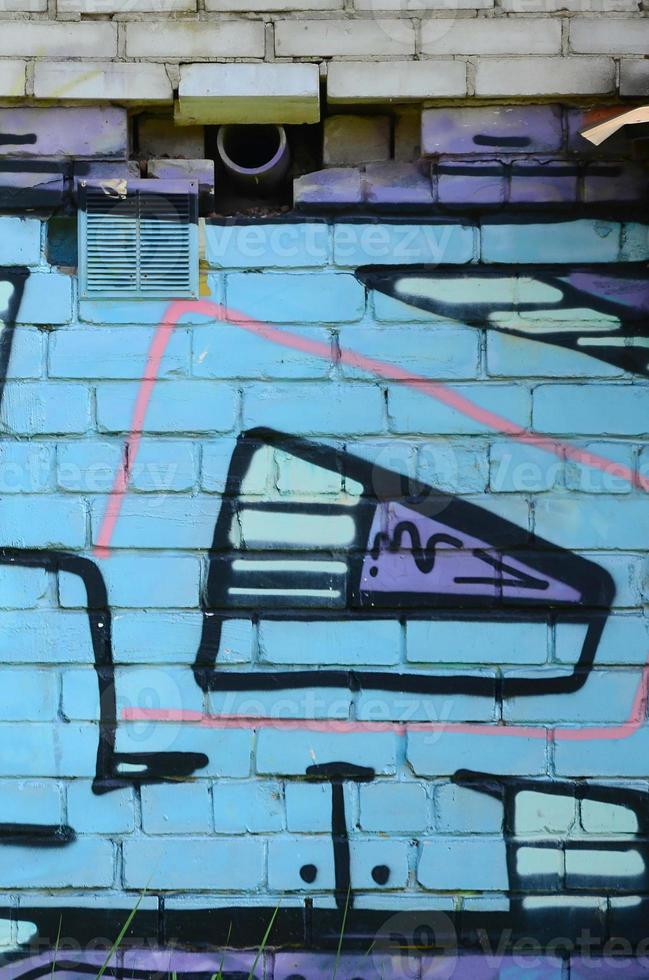 fragment van graffiti tekeningen. de oud muur versierd met verf vlekken in de stijl van straat kunst cultuur. gekleurde achtergrond structuur in verkoudheid tonen foto