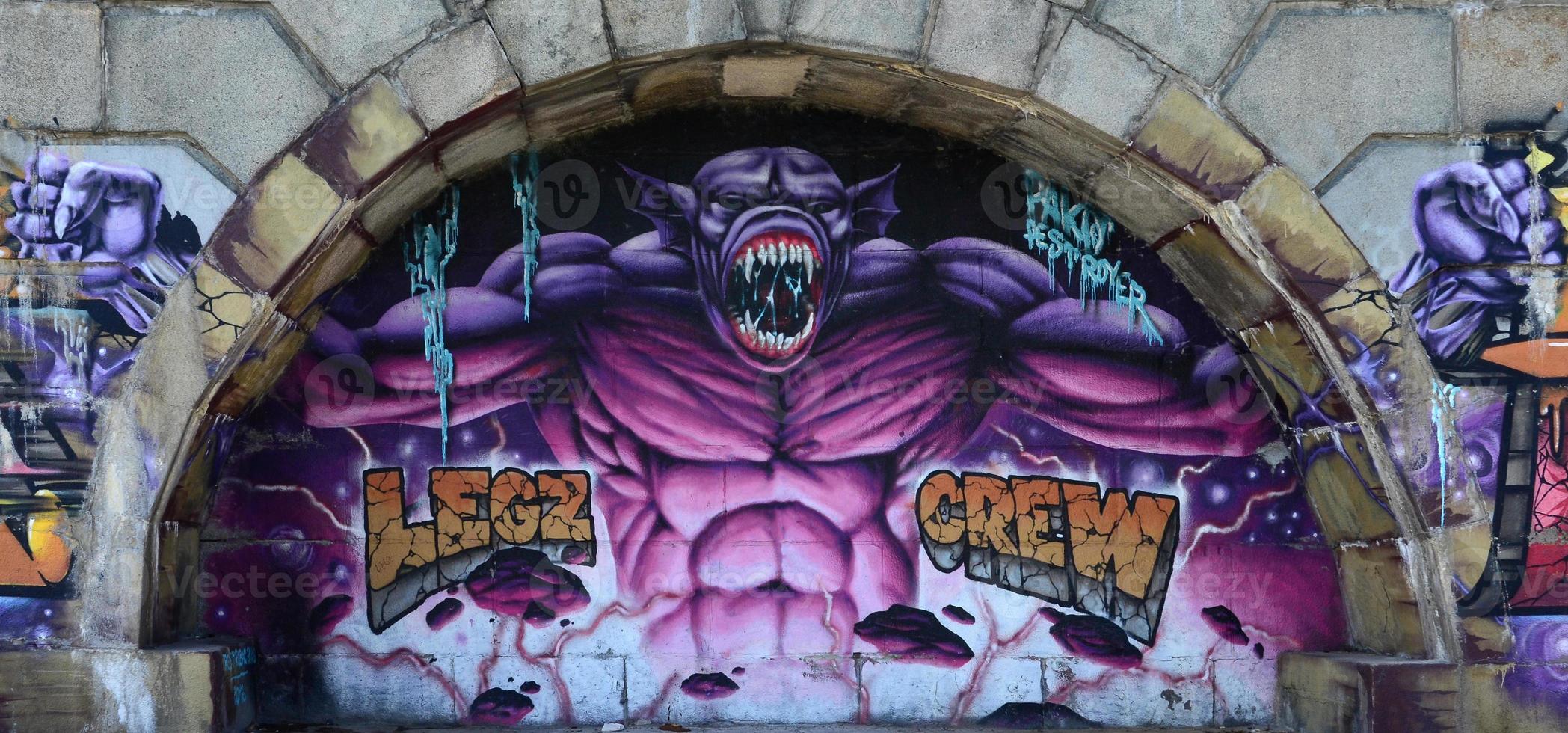 fragment van graffiti tekeningen. de oud muur versierd met verf vlekken in de stijl van straat kunst cultuur. Purper eng monster foto