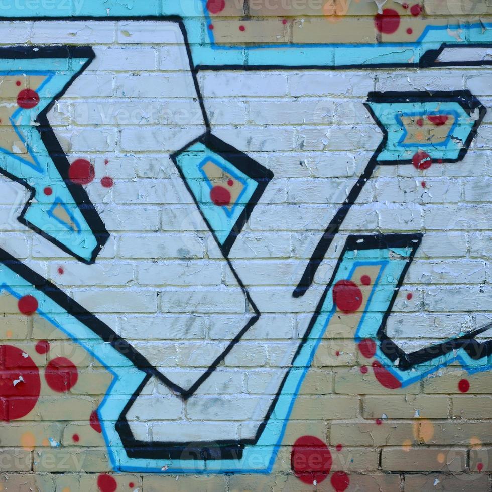 fragment van graffiti tekeningen. de oud muur versierd met verf vlekken in de stijl van straat kunst cultuur. gekleurde achtergrond structuur in verkoudheid tonen foto