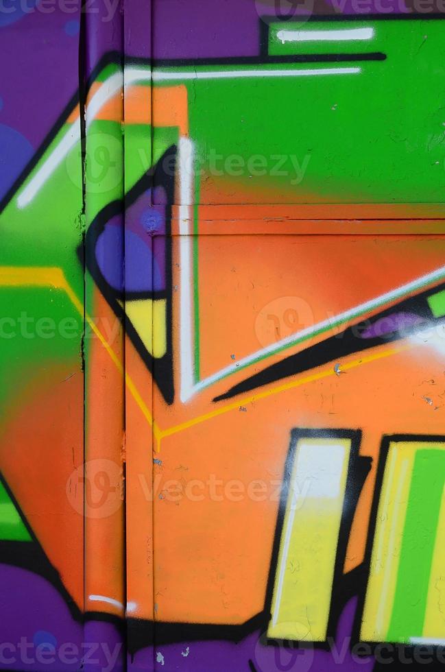 fragment van graffiti tekeningen. de oud muur versierd met verf vlekken in de stijl van straat kunst cultuur. veelkleurig achtergrond structuur foto