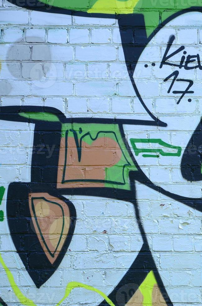 fragment van graffiti tekeningen. de oud muur versierd met verf vlekken in de stijl van straat kunst cultuur. gekleurde achtergrond structuur in groen tonen foto