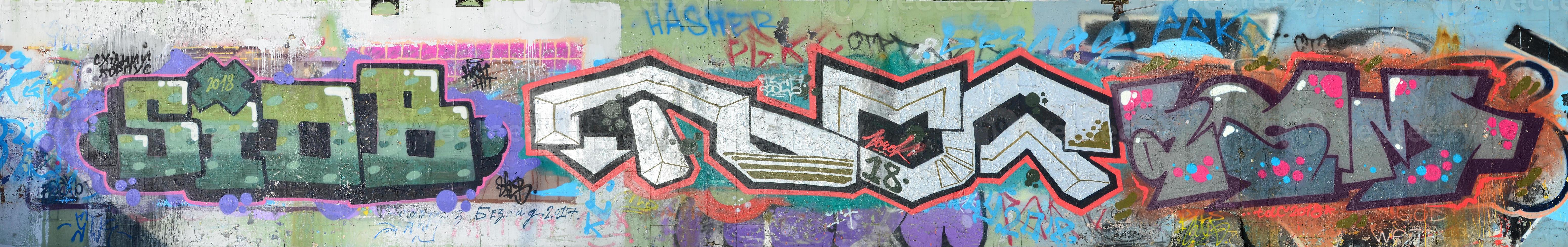 de oud muur, geschilderd in kleur graffiti tekening met aërosol pai foto