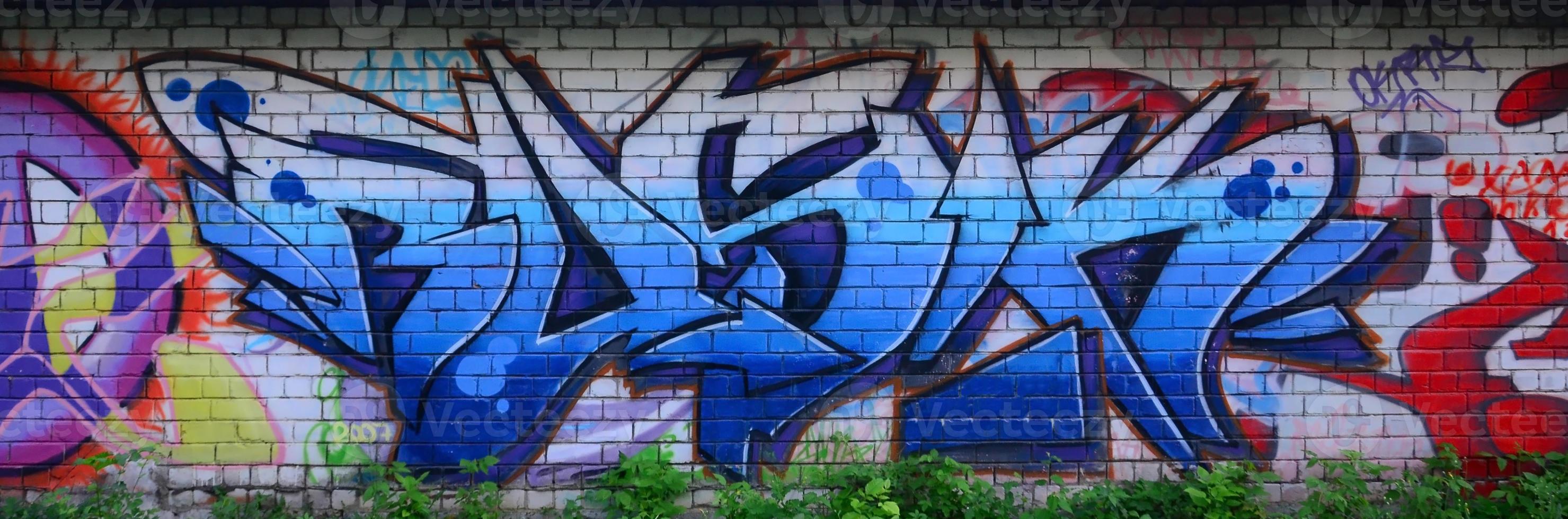 vol en volbracht graffiti kunstwerk. de oud muur versierd met verf vlekken in de stijl van straat kunst cultuur. gekleurde achtergrond structuur foto