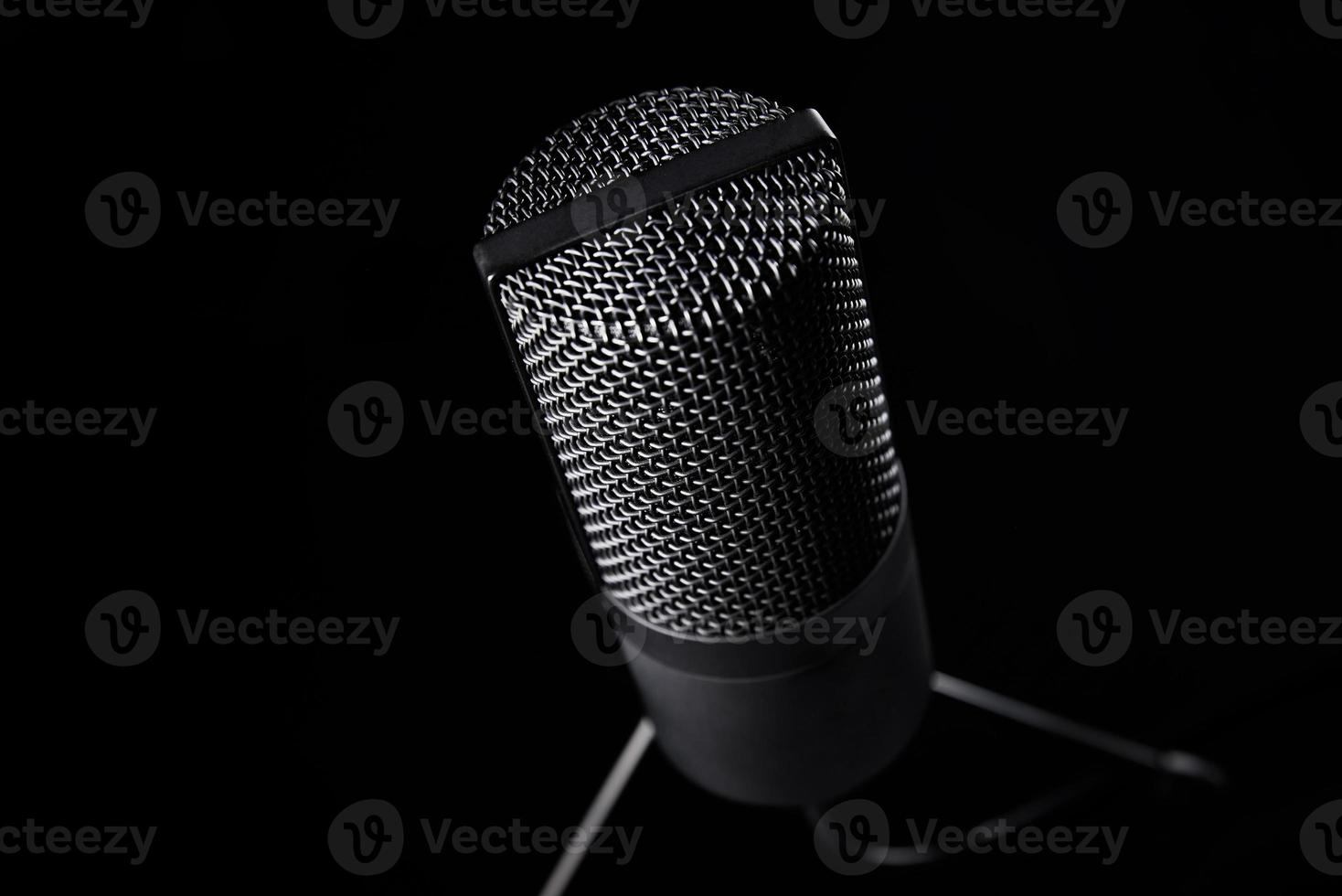 studio microfoon Aan donker achtergrond foto