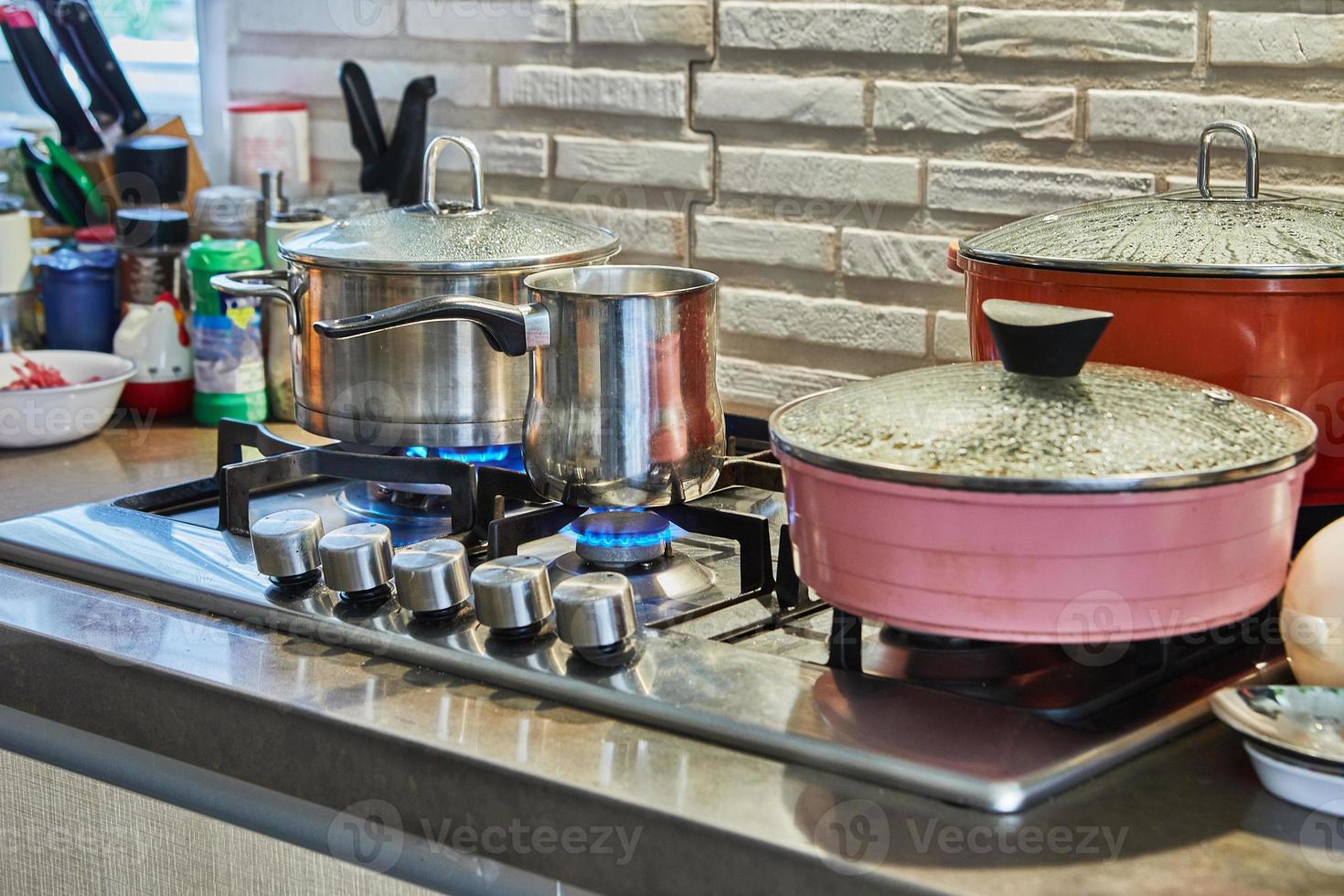 Koken voedsel in frituren pan en pot Aan gas- fornuis in de keuken. huis Koken concept foto