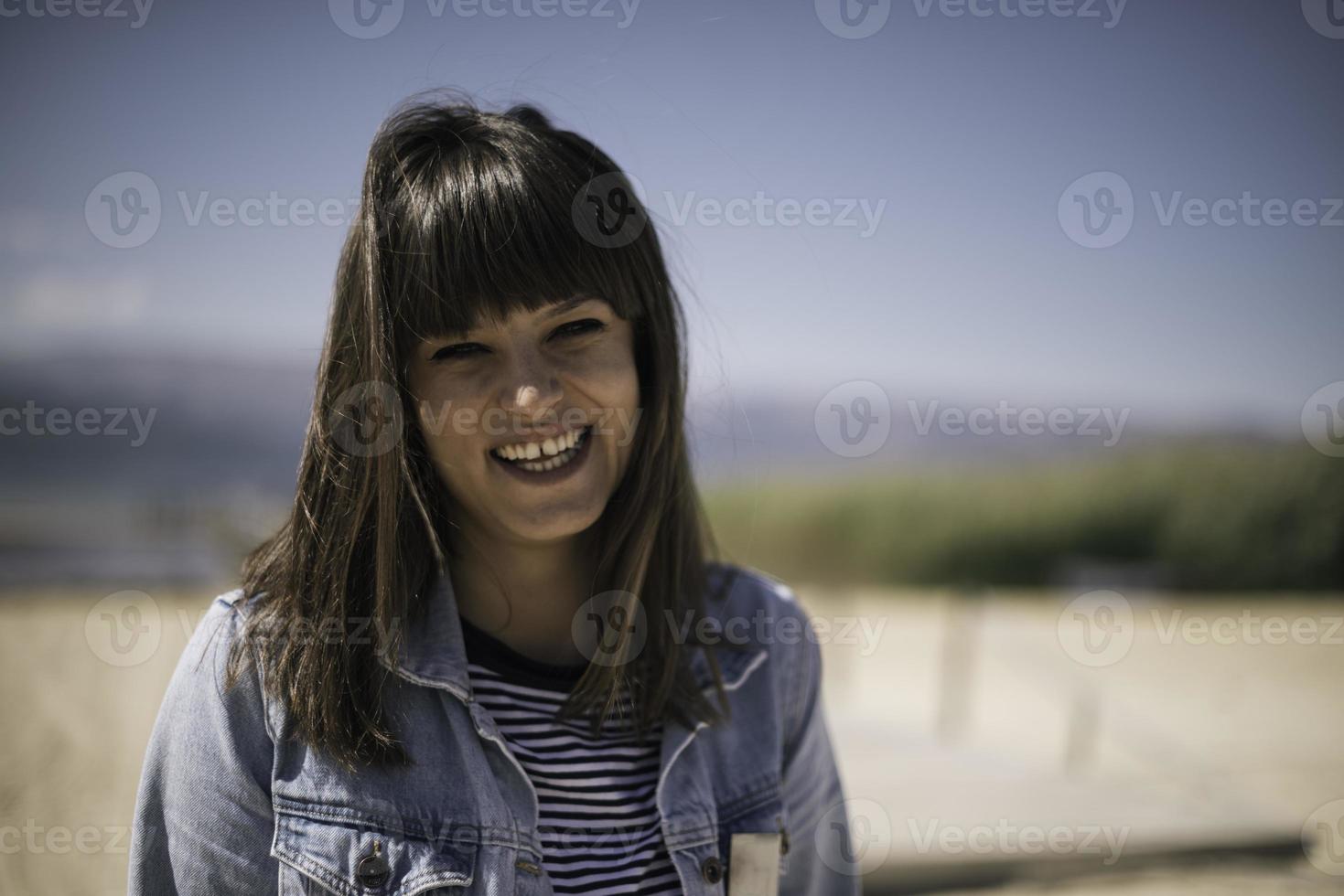 een jong vrouw De volgende naar de vredig wateren van een meer. foto