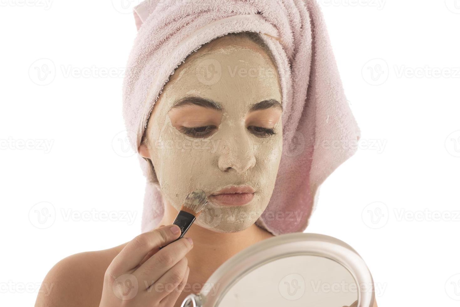schoonheid procedures huid zorg concept. jong vrouw toepassen gelaats modder klei masker naar haar gezicht foto