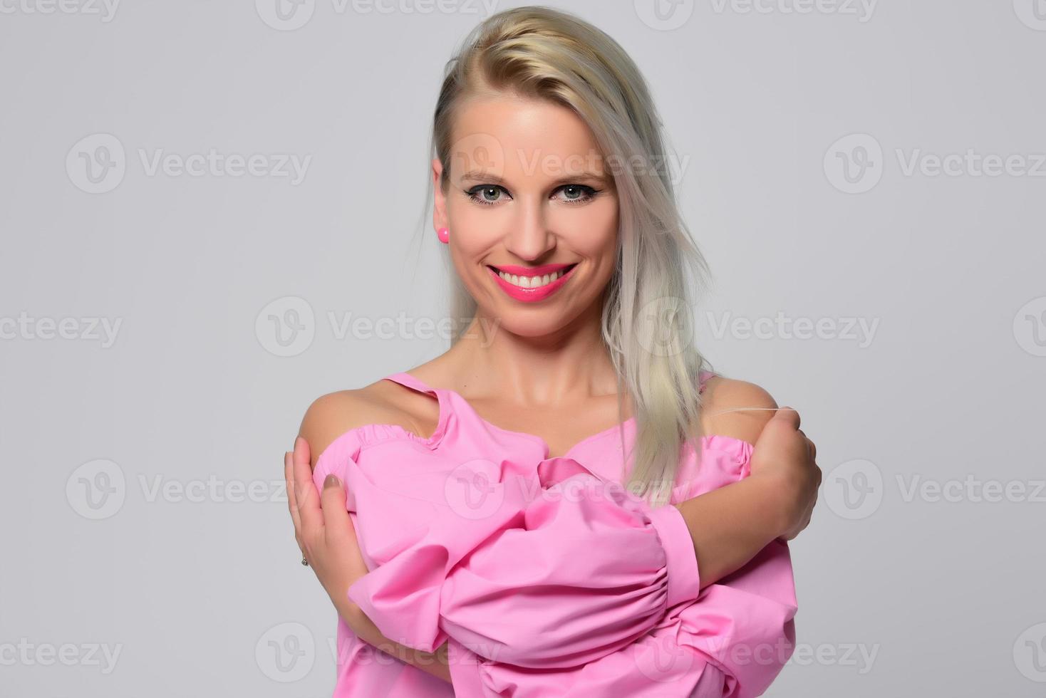 blond modieus glimlachen vrouw vervelend modern accessoires poseren in studio foto