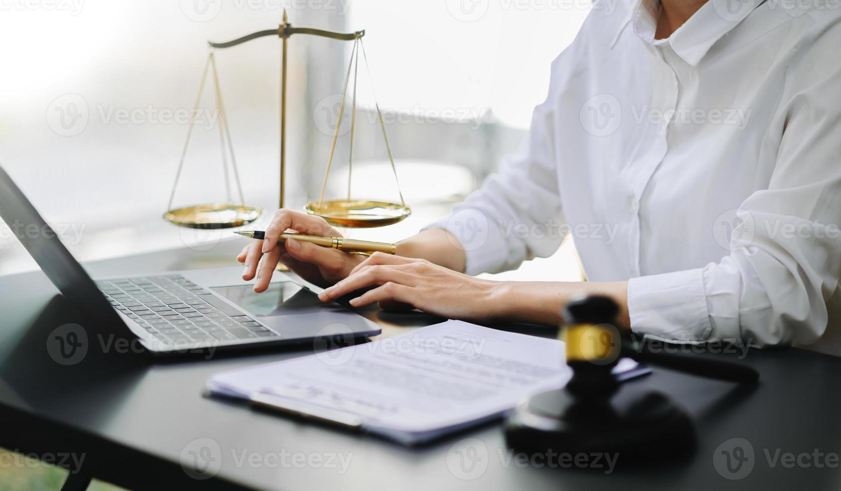 gerechtigheid en wet concept.mannelijk rechter in een rechtszaal de hamer, werken met slim telefoon en laptop en digitaal tablet computer Aan tafel foto