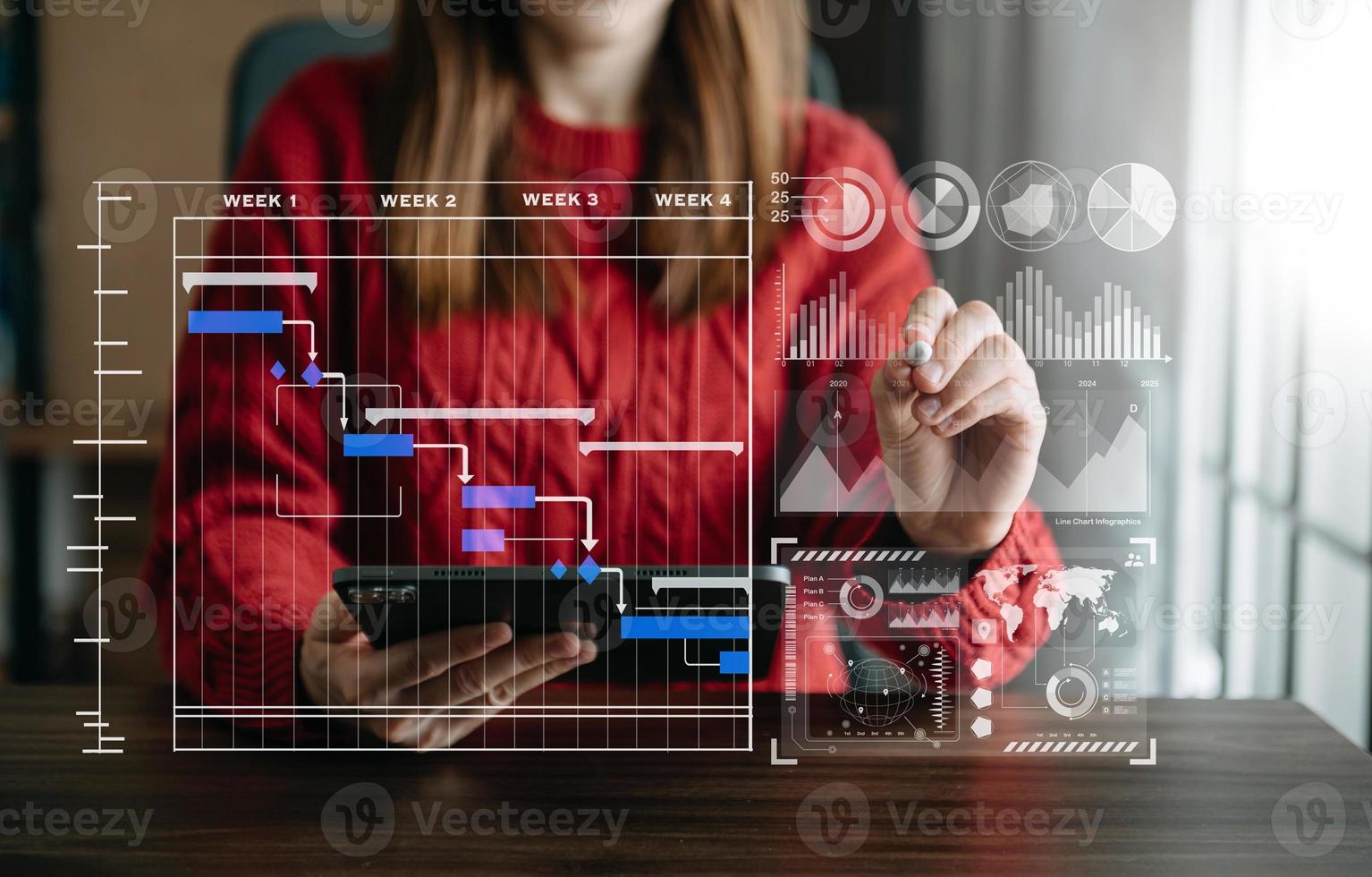 zakenvrouw hand- project manager werken en bijwerken taken en gantt tabel het roosteren virtueel diagram.met slim telefoon, tablet en laptop foto